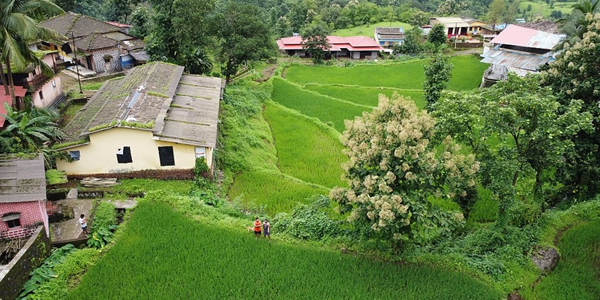 Picturesque view of the Pawas village, with houses surrounded by lush landscapes
