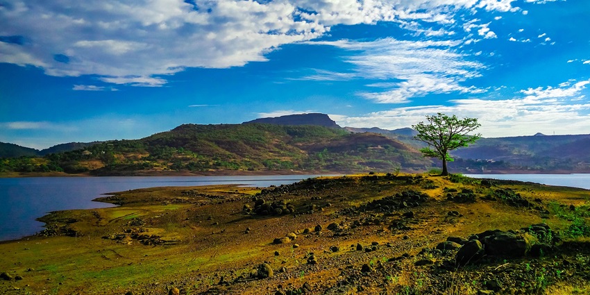 Pawna Lake is a pictueresque and scenic spot, perfect for photography and relaxation.