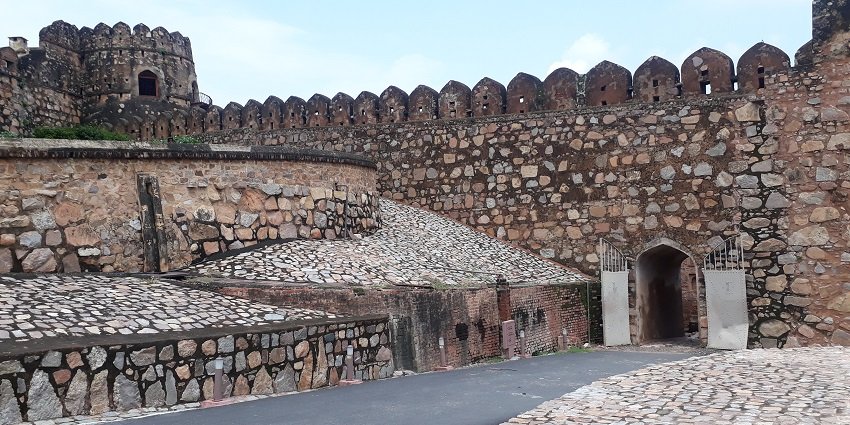 A scintillating view of the Jhansi Fort, making it a favourite among things to do in Jhansi.