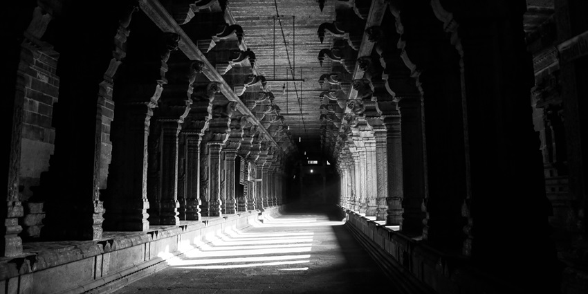 An image of a grayscale view of a temple hallway like Pazhamudircholai Murugan Temple