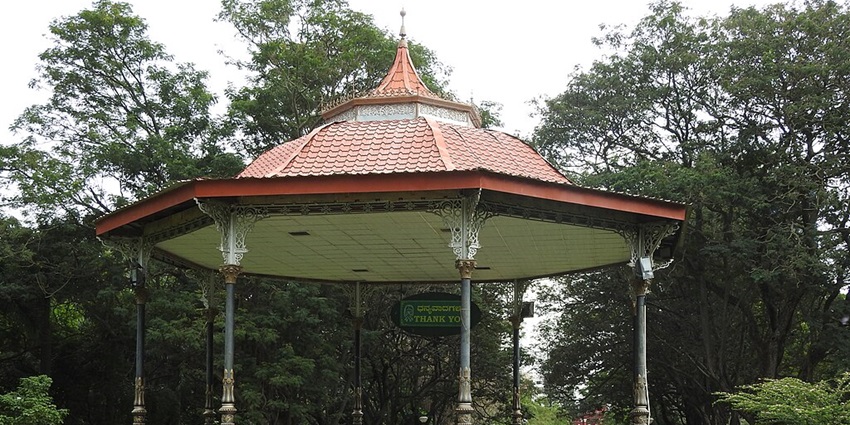Things to do in Cubbon Park Lawns feature lush greenery, peaceful ambiance, and relaxation space