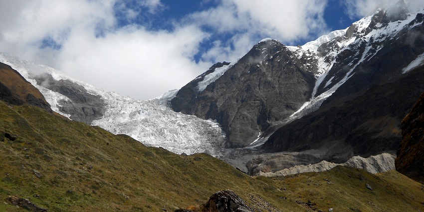 Pindari Valley is one of the valleys in Uttarakhand is famous for its stunning glacier landscapes.