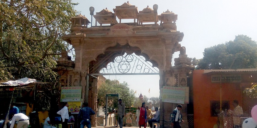 The popular Pitambara Peeth temple in Jhansi is located near Samthar Fort.
