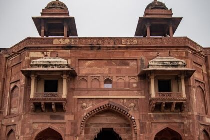 An image of a fort built under the silhouette of Mughal architecture in Fatehpur Sikri.