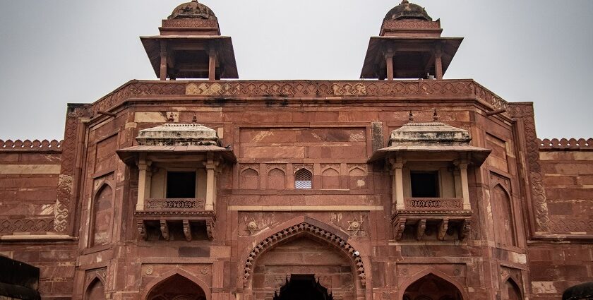 An image of a fort built under the silhouette of Mughal architecture in Fatehpur Sikri.