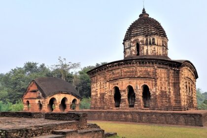 Image of the Radha Madhav temple, one of the places to visit in Mayapur