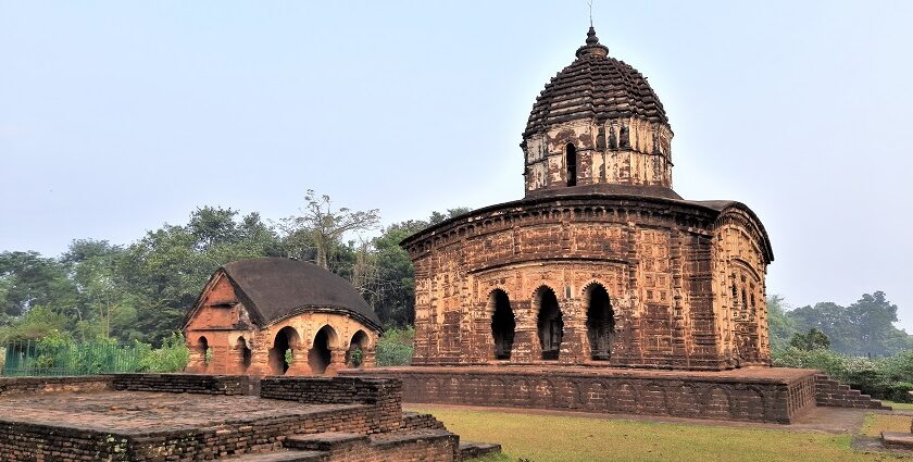 Image of the Radha Madhav temple, one of the places to visit in Mayapur