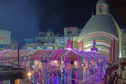 A picture of the magnificent Tarapith temple taken during nighttime.