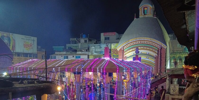 A picture of the magnificent Tarapith temple taken during nighttime.