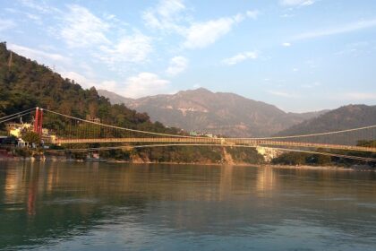 Image of laxman jhula in Rishikesh, one of the places to visit in Uttarakhand in November