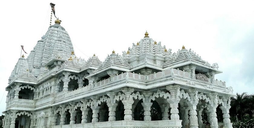 An image of a famous temple which is one of the best places to vist near Ghaziabad.