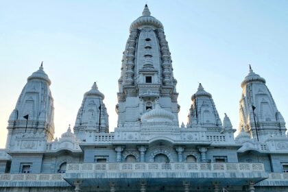 An image of a Temple in Gorakhpur with many windows and tall points which resemble towers.