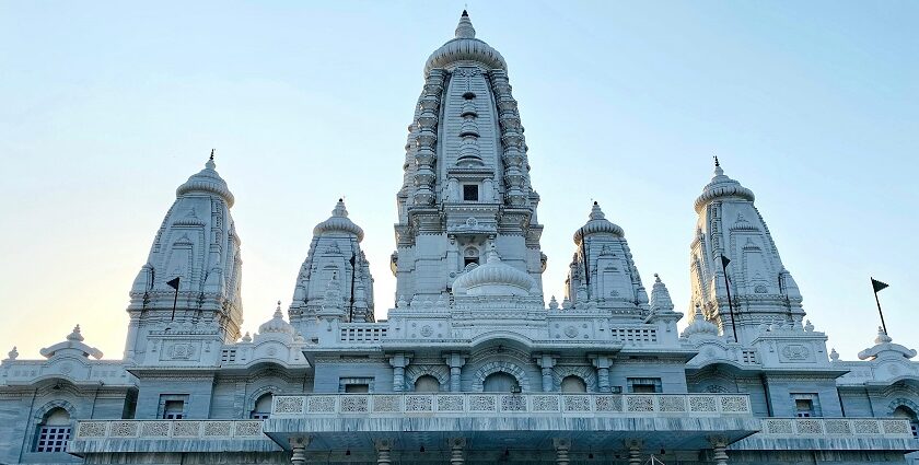 An image of a Temple in Gorakhpur with many windows and tall points which resemble towers.