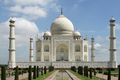 An image of the Taj Mahal, highlighting must-see places to visit near the Taj Mahal.