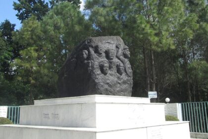 An image of the statue at Shahid Smarak, one of the tourist attractions in Meerut with a rich culture.