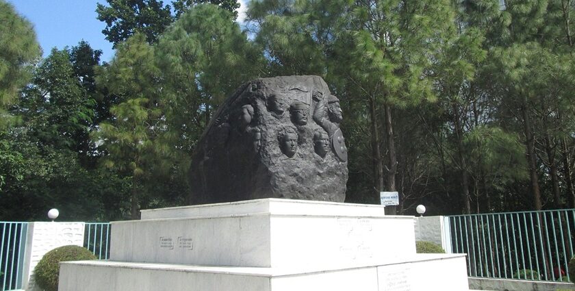 An image of the statue at Shahid Smarak, one of the tourist attractions in Meerut with a rich culture.