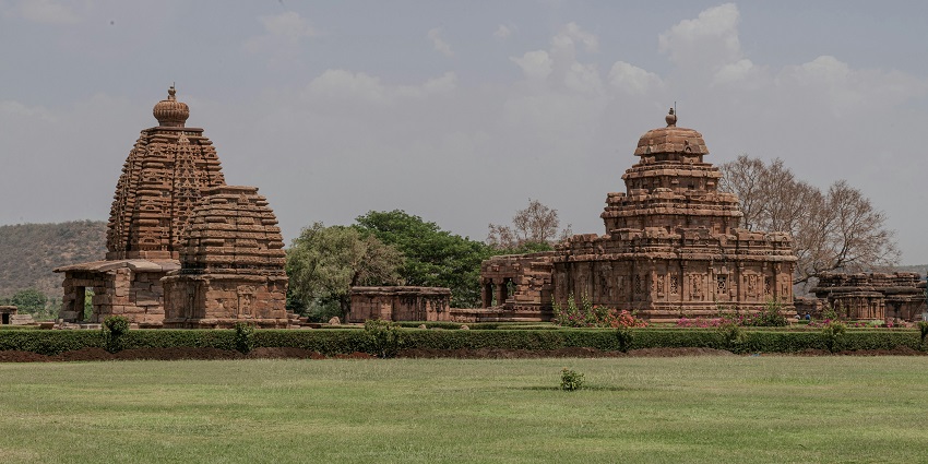 Ponni Amman Temple in Porur featuring west-facing deity, ten-pillared mandapam, and sacred trees with no flowers or fruits.