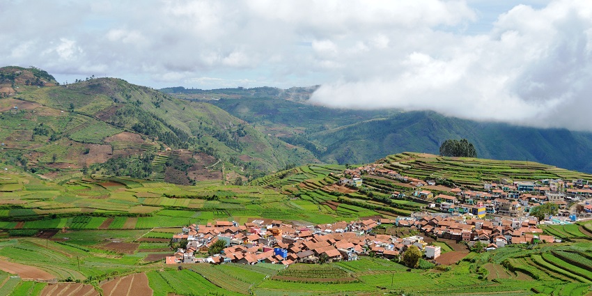 An panoramic view of Poomparai town with hills near Thalaiyar Waterfalls, Kodaikanal.