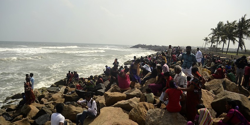 The picture of people gathering on the occasion of Kanum Pongal at Poompuhar Beach.
