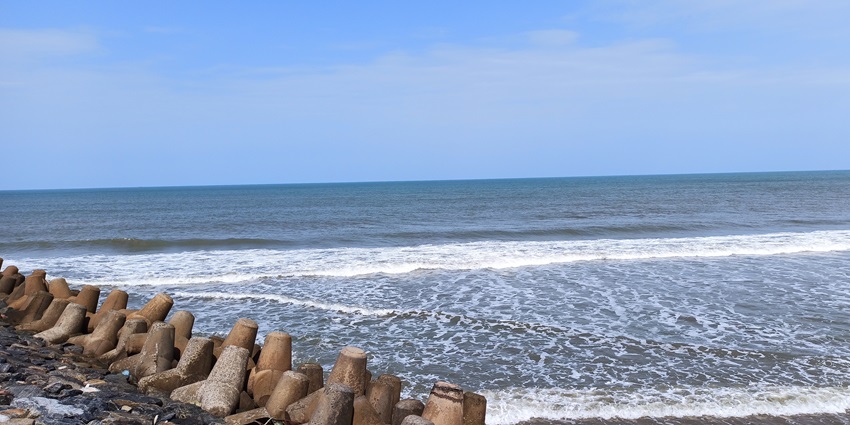 Image of Poompuhar Beach near the town - one of the best places to visit near the temple