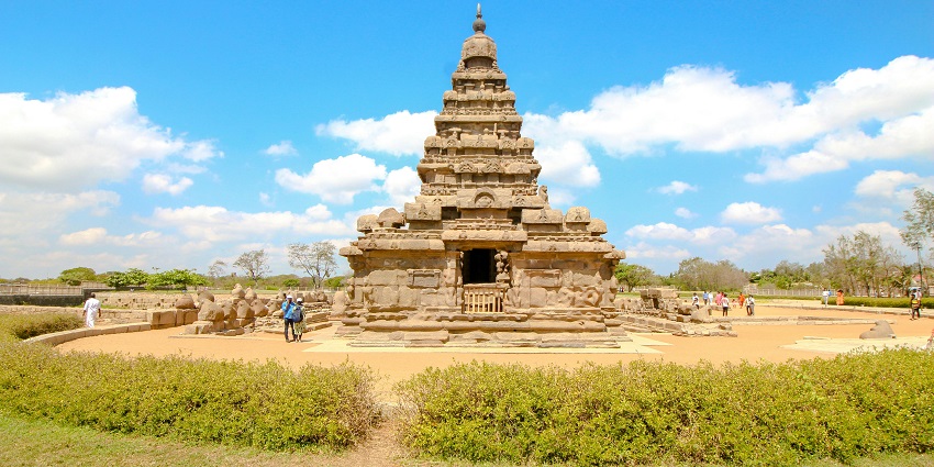 Porur Lake Shiva Temple beside water’s edge, small sanctum with Lord Shiva idol and peaceful surroundings, one of the best temples in Porur Chennai.