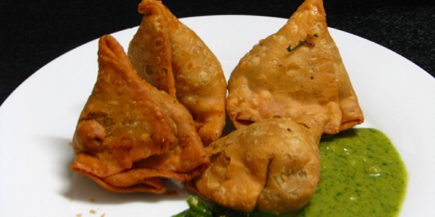 Porwal Ji Ka Nano Samosa is one of the Best Street Food in Ghaziabad.
