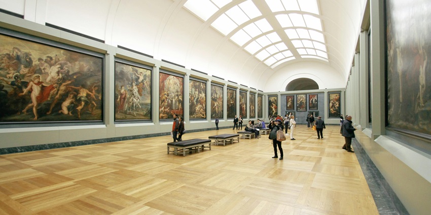The Art gallery in Uttar Pradesh is an excellent space for budding artists and is a must-visit to explore artefacts.