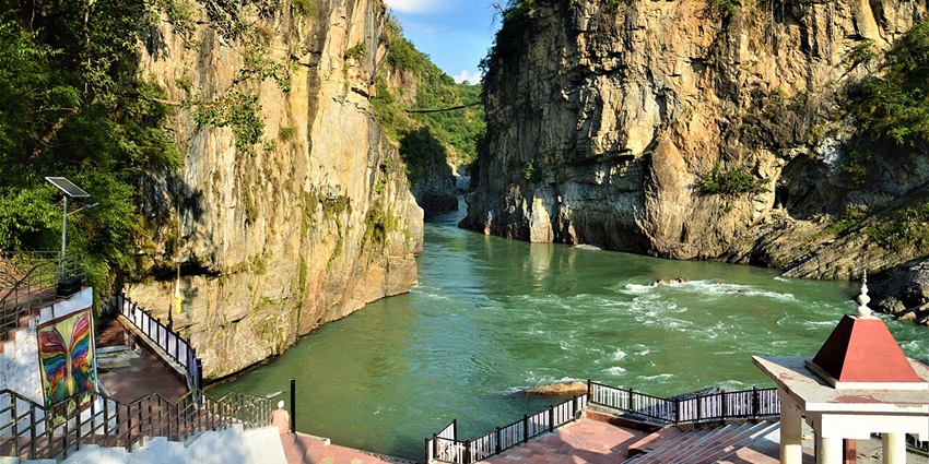 Visiting the Koteshwar Mahadev Temple is one of the things to do in Rudraprayag for spiritual travellers.