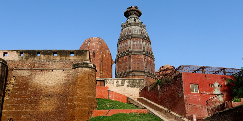 View of the Shri Radha Madan Mohan Ji Temple with clear blue sky in background.