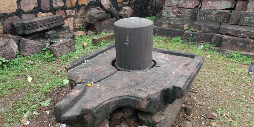 View of the Rudraksha Lingam, pray, an ideal experience for all devotees.