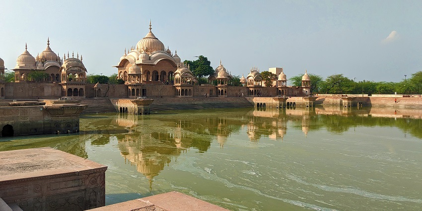 A picture of Prem Sarovar with a view of temples, one of the best places to visit in Barsana.