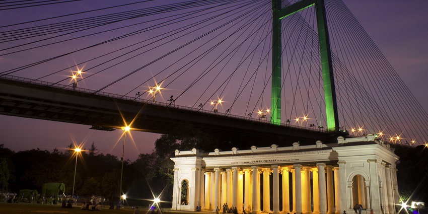 Surreal night view from Princep Ghat, a place to visit in Kolkata for couples.