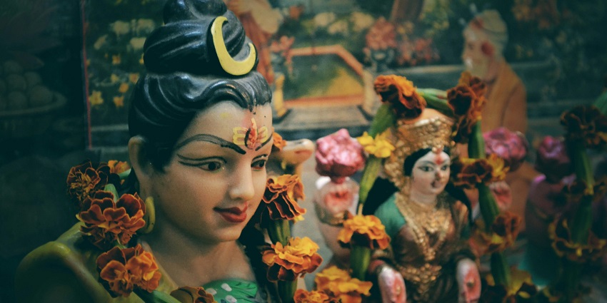 An image showcasing idols similar to those seen at the Pritvinath Temple in Agra.