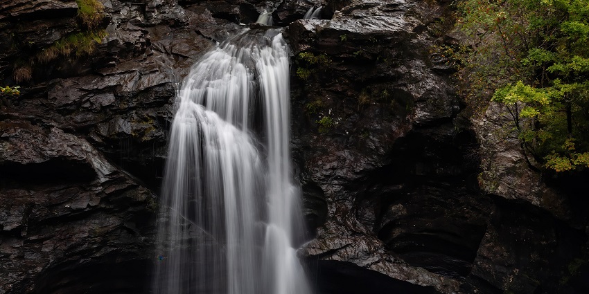 View of the majestic Puliyancholai Waterfalls in Trichy, a famous tourist destination.