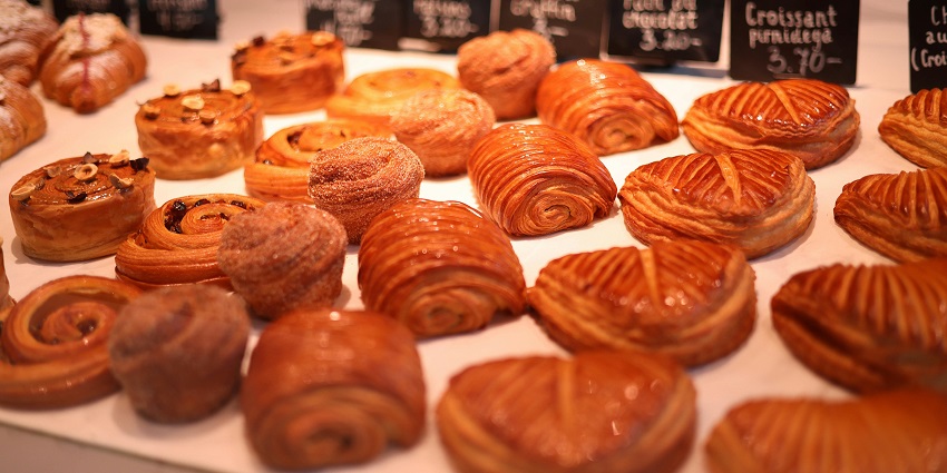 A charming bakery offers the best food in Rishikesh, known for fresh bread and pastries.