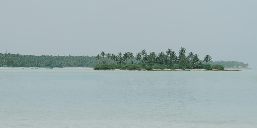 Among the top beaches near Coimbatore is Punnayurkulam Beach, perfect for peaceful walks and coastal views.