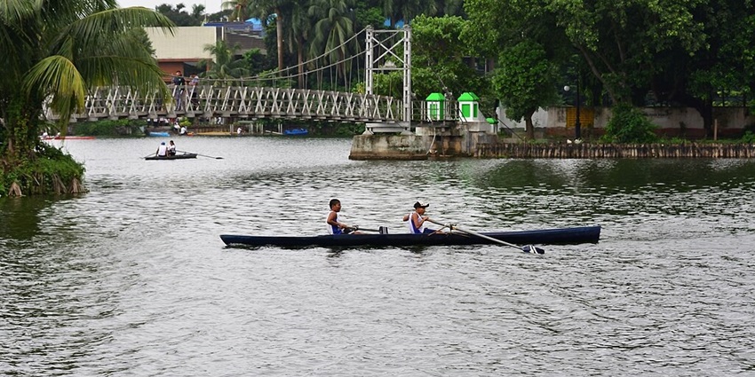 A glimpse of Rabindra Sarobar Lake which is located in Kolkata, offers serene vibes.