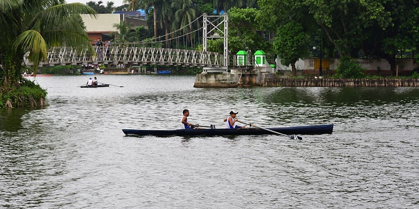 A peaceful lake at Rabindra Sarobar Nature Park, one of the nature parks in Kolkata.