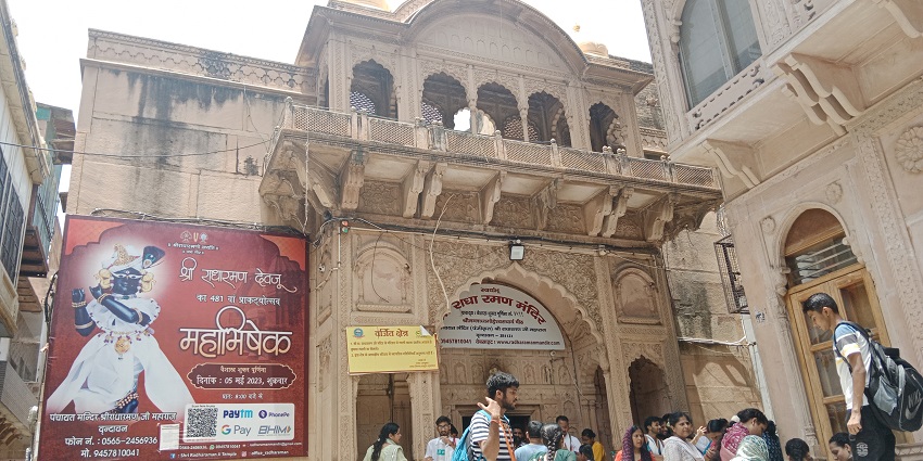 An image showing the statue of Krishna with decorations like those of the Radha Raman temple.