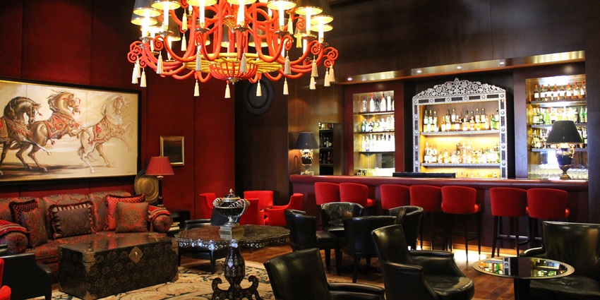 New year parties in Chennai lounge bar with creative cocktails and vibrant ambiance.
