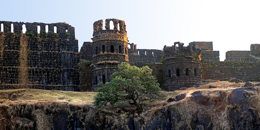 A picture of a majestic fort near the Mahad Temple with traditional architecture