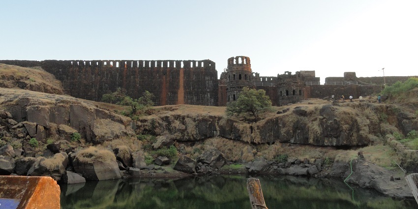 A picture of Raigad Fort, along with its cliffs and historic significance.