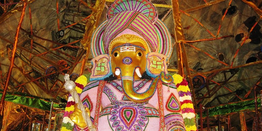 Rituals are going on and devotees are present in the Rajaganapathi Temple of Salem