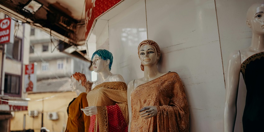 Browse through top-quality silk saris and embroidered textiles at Rajan Silk Store
