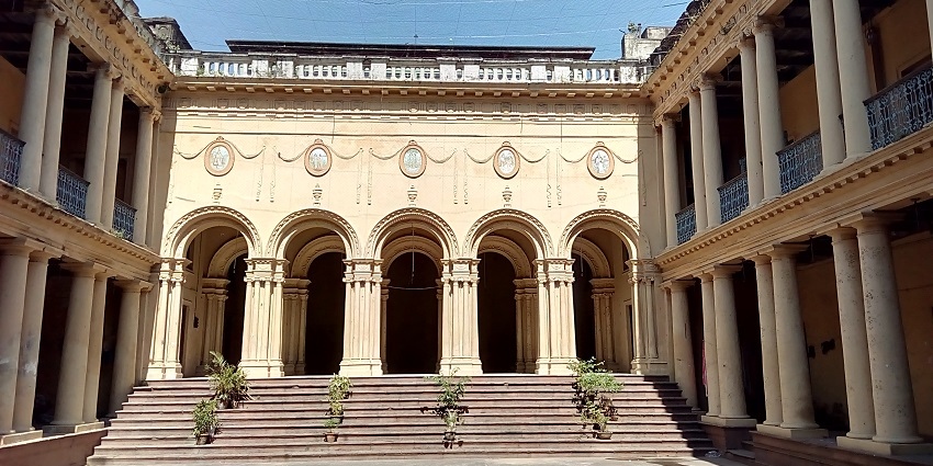 Rajbati, one of the ancient places to visit in Burdwan, has beautiful architecture.