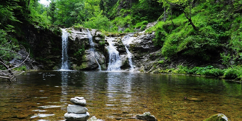 A stunning view of Rajdari Waterfall, a famous place among tourists to explore.