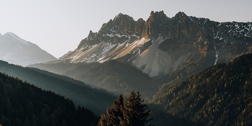 A picture of Vulture’s Peak, one of the hill stations near Gorakhpur with natural appeal.