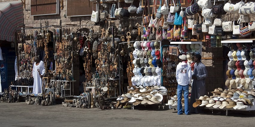 A picture of a roadside market in Uttarakhand selling bags and jewellery