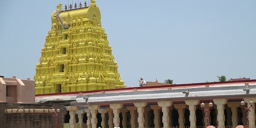 The majestic Ramanathaswamy Temple, one of the religious places to visit in Rameshwaram.
