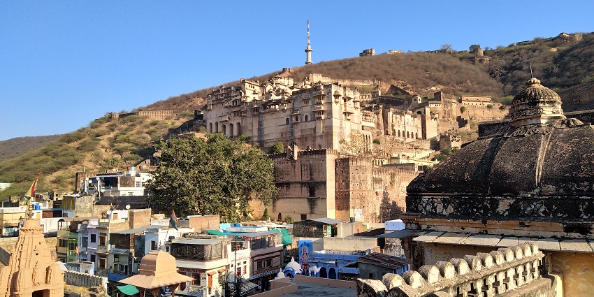 A view of Bundi, where Rameshwar Mahadev Temple is located near Agori Fort